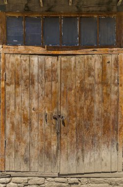 Asma kilit ile eski ahşap kapı