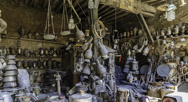 Antik bolt a falu háztartási cikkek Lahidzs Azerbajdzsán — Stock Fotó
