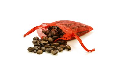 Hediye çanta beyaz zemin üzerine kahve çekirdekleri