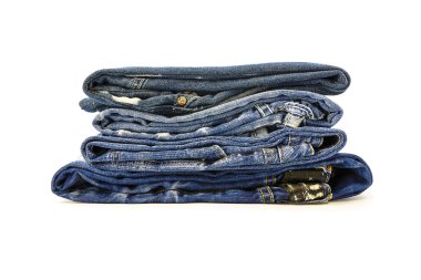 Kot pantolon beyaz zemin üzerinde bir yığın