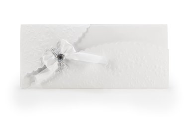 beyaz zemin üzerinde bir düğün için nvitation kartı