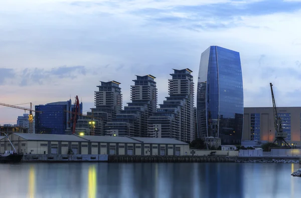 Edificios modernos y el puerto de Bakú (Azerbaiyán ) — Foto de Stock