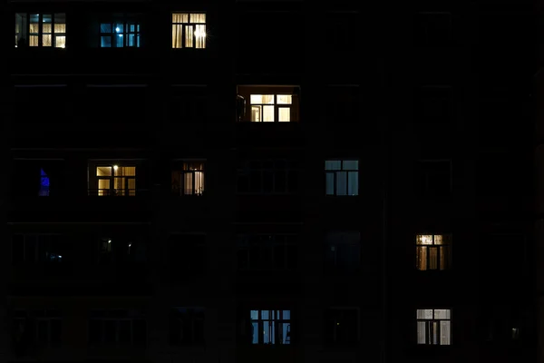 Luz incluída nas janelas do edifício — Fotografia de Stock