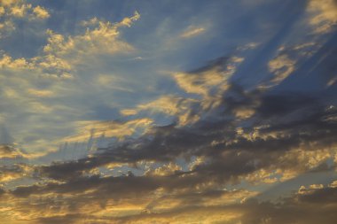 Gün batımında gökyüzünde sıradışı bulutlar