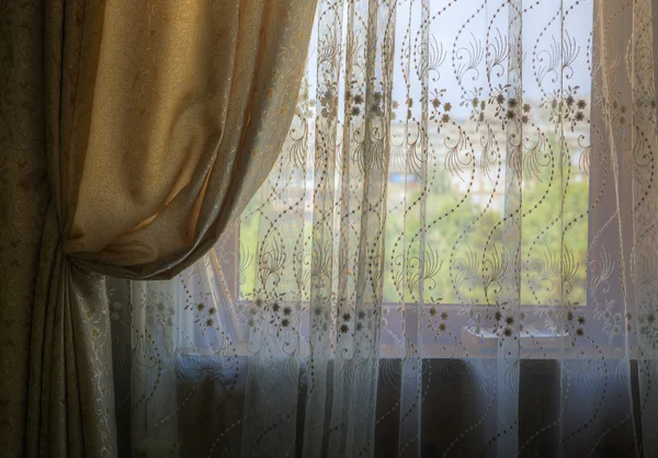 Cortinas reunidas e persianas na janela da sala — Fotografia de Stock