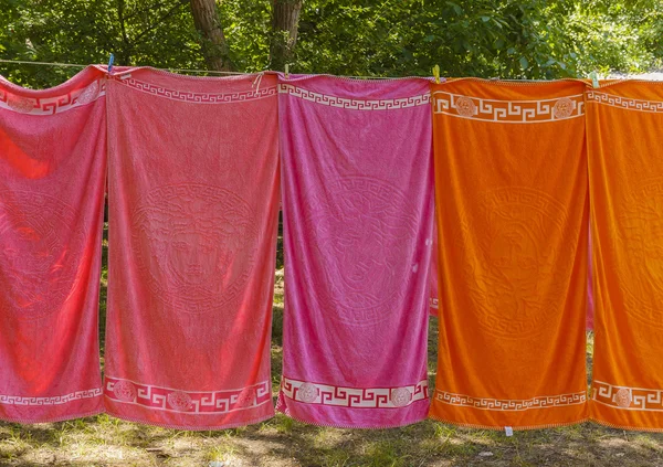 Bunte Handtücher hängen an einem Seil im Wald — Stockfoto