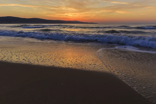 Soluppgång på kusten av Sunny Beach i Bulgarien — Stockfoto