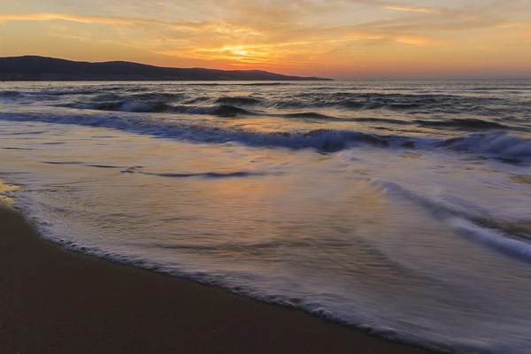 Soluppgång på kusten av Sunny Beach i Bulgarien — Stockfoto