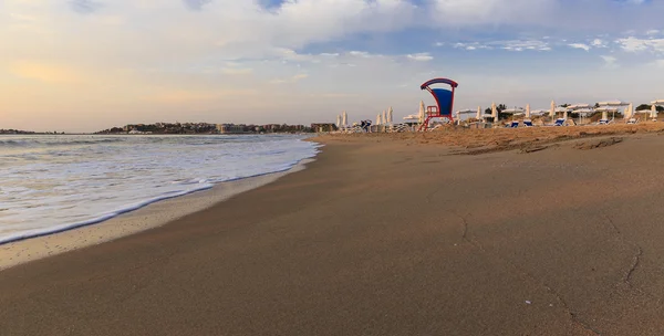 Fale i pianki w słonecznej Beach.Bulgaria — Zdjęcie stockowe