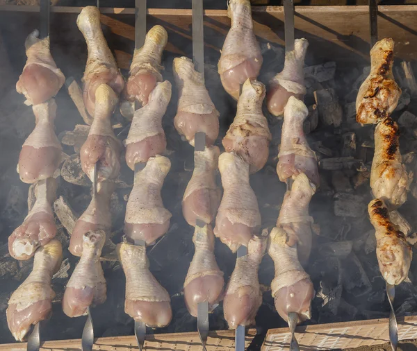 ビーチで串に鶏を調理 — ストック写真