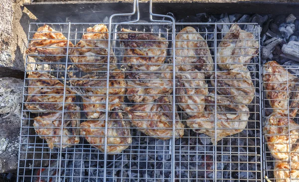 Cozinhar frango em espetos na praia — Fotografia de Stock