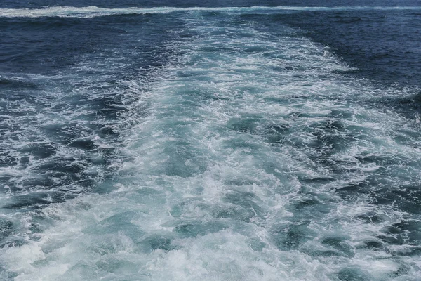 Golven en schuim van een schip in de zee van Marmara — Stockfoto