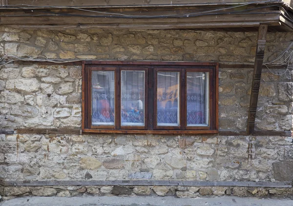 Una finestra in una vecchia casa Nessebar.Bulgaria — Foto Stock