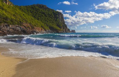 Antalya 'da Akdeniz kıyısında bir sahil