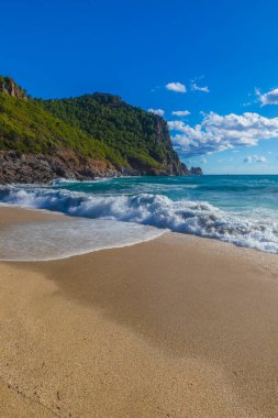 Antalya 'da Akdeniz kıyısında bir sahil