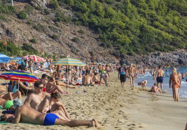 Antalya, Türkiye - 10 Ekim 2025: Hulhule Male 'deki evlerin avlusu