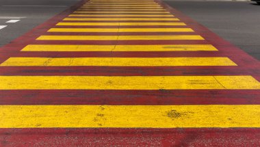 Yolda Kırmızı Sarı yaya geçidi