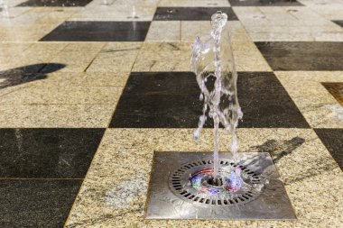 Dekoratif jet çeşme kare mermer üzerinde