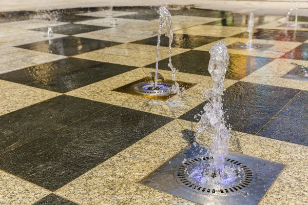 Dekorative Wasserfontäne auf dem Platz aus Marmor — Stockfoto