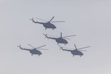 Azerbaycan, Bakü - 08 Kasım 2025: Zafer Günü 'nde askeri helikopterler Bakü üzerinde uçuyor.