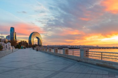 Şafak vakti Bakü manzarası.
