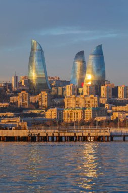 Şafak vakti Bakü manzarası.