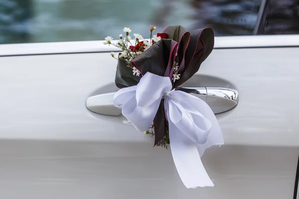 Wedding decoration attached to the car door handles — Stock Photo, Image