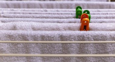 Beyaz havlu kurutucu renkli keten Çıtçıt (yumuşak ile asılı