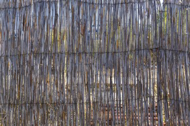 Sazlık yapılan bir çit tel ile bağlı