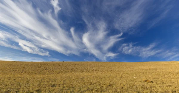 Nuvens de cirros nas montanhas Khizi.Azerbaiajan — Fotografia de Stock
