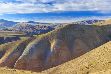 Kümülüs ve kırmızı Khizi.Azerbaijan dağlarında