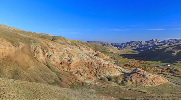 Cúmulos y montañas rojas en Khizi.Azerbaijan — Foto de Stock