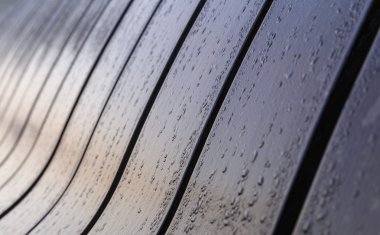 Park ahşap bir bankta çiğ damlaları