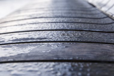 Park ahşap bir bankta çiğ damlaları