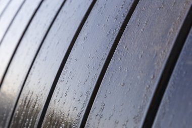 Park ahşap bir bankta çiğ damlaları