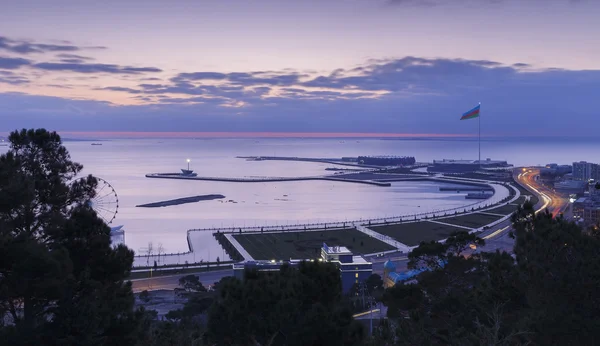 Zonsopgang boven de boulevard aan zee in Baku.Azerbaijan — Stockfoto