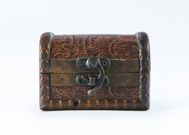 beyaz zemin üzerinde eski tabut