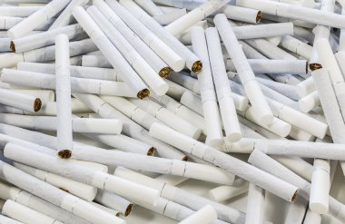 Yerdeki beyaz filtreli dağınık Sigara