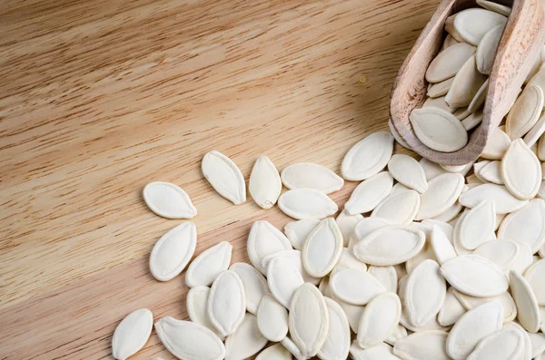 ahşap adam üzerinde kuru kabak çekirdeği