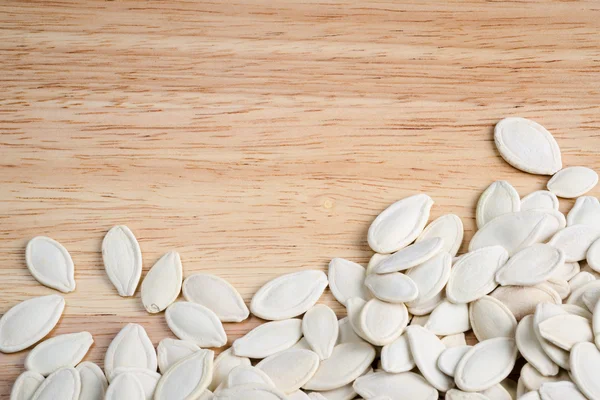 ahşap adam üzerinde kuru kabak çekirdeği