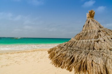 adam denizde ile plaj şemsiye