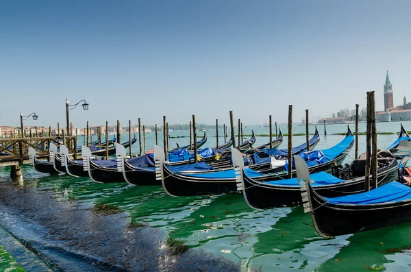 Bir Venedik kanalına, Venedik eski bölge olmadan Gondolda 