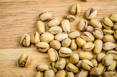 Ahşap zemin üzerine kavrulmuş ve tuzlu fıstık