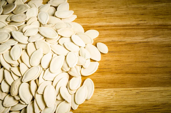 ahşap adam üzerinde kuru kabak çekirdeği