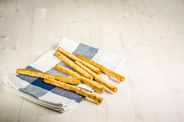 ahşap masa üzerinde rustik breadsticks kapatın, adam