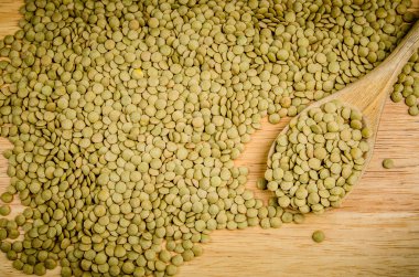 Ahşap üzerine kaşıkla mercimek