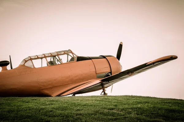 Äventyr i himlen, gamla flygplan, orange, North American T - 6g — Stockfoto