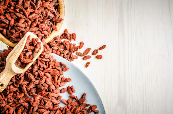 Goji berry kurutulmuş, kaşıkla, closeup adam