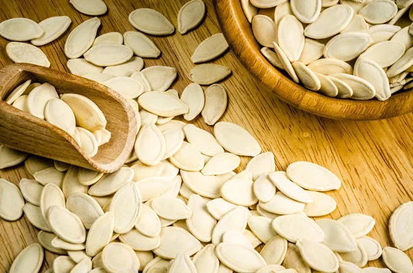 ahşap adam üzerinde kuru kabak çekirdeği