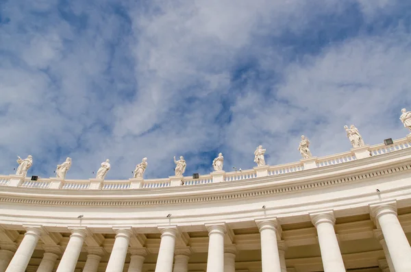 Sütunlar ve heykeller St. Peter's Meydanı ' nda Vatikan, Roma — Stok fotoğraf